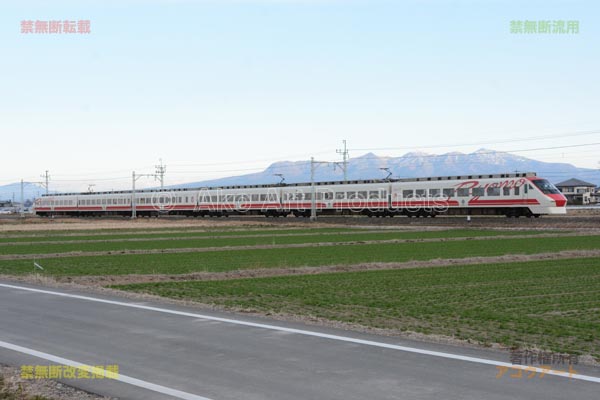 東武伊勢崎線を走る列車